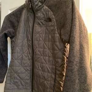 Boys North Face size S (7/8) hooded jacket
